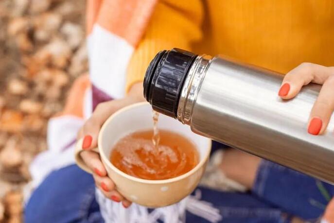 保溫杯泡水喝的保健功效?不銹鋼保溫杯怎么清洗?